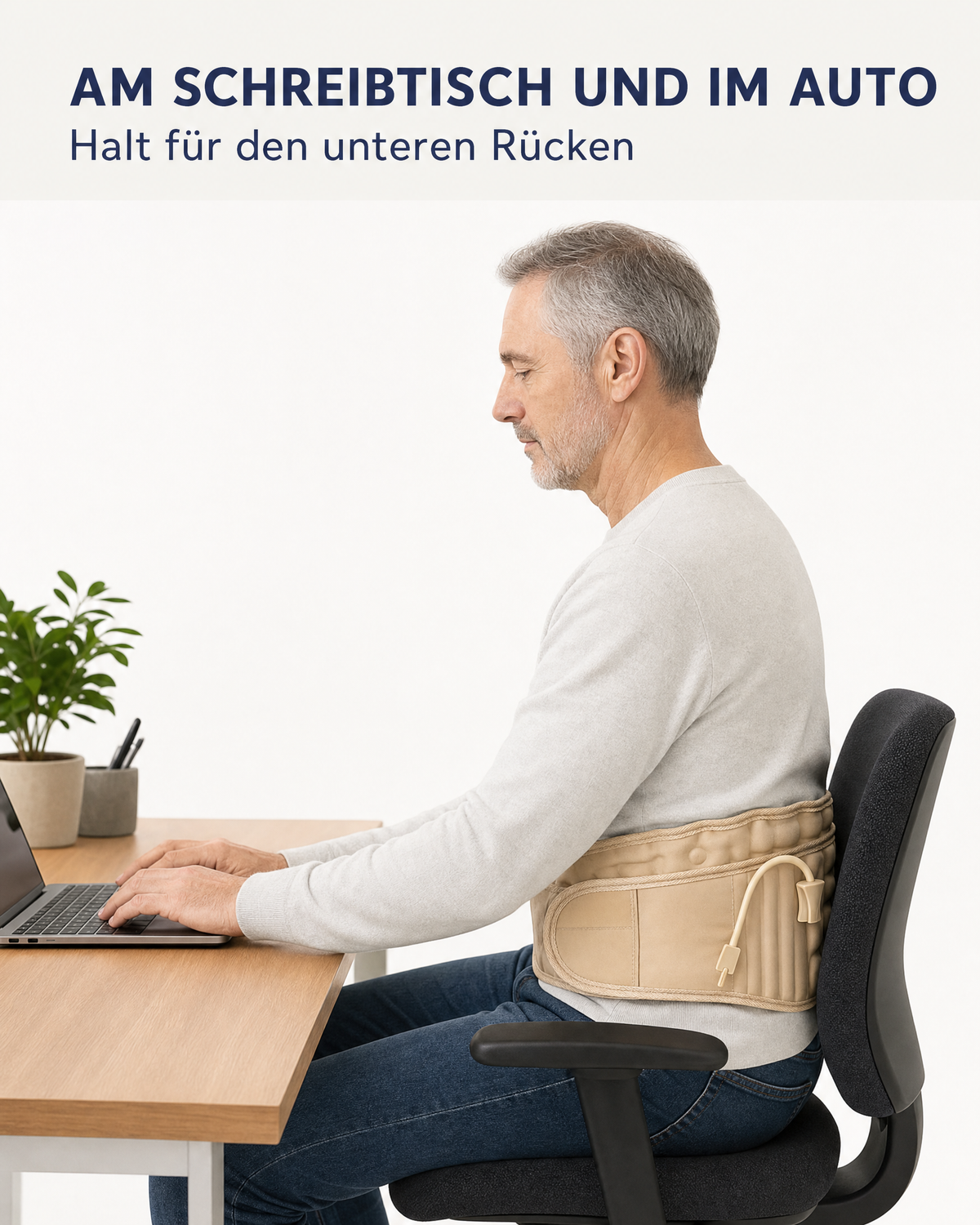 Mann am Schreibtisch trägt den beigen Orthogurt am unteren Rücken