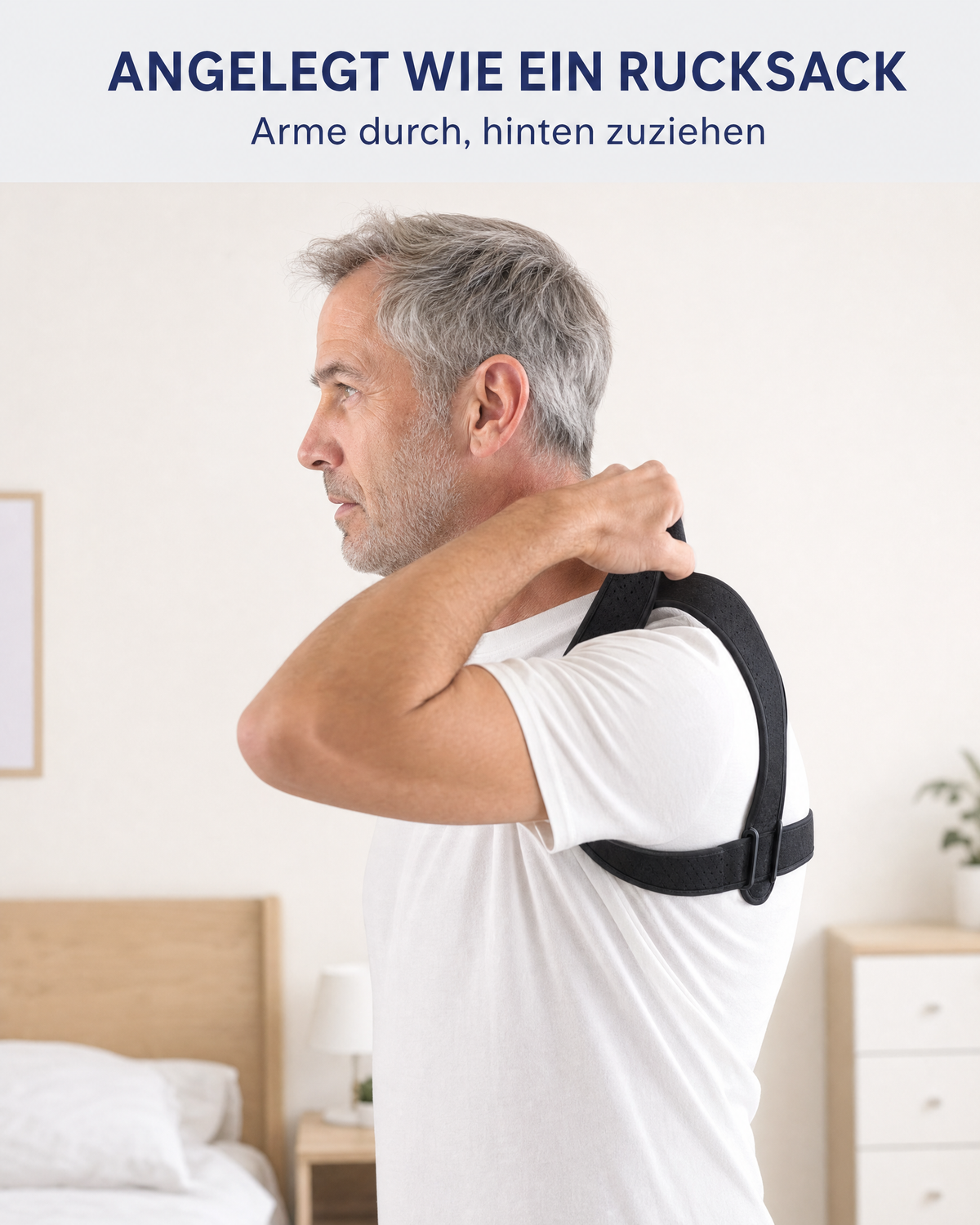 Mann zieht den Haltungsgurt über die Schulter